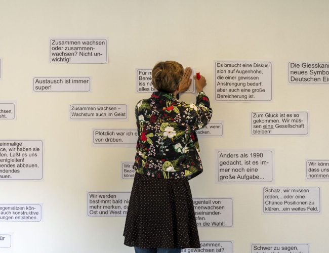 Gunhild Kreuzer beim anbringen eines Statements